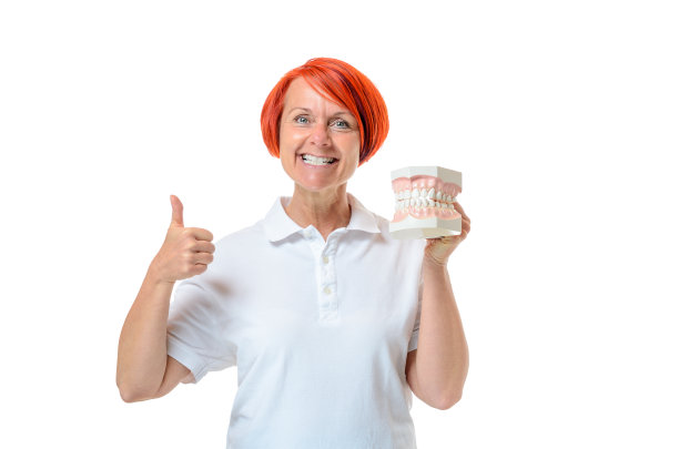 女人拿着牙刷，拇指朝上图片下载