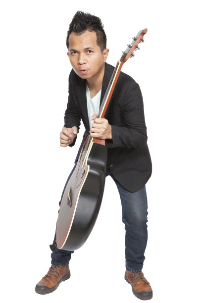娱乐亚洲英俊的音乐家弹吉他图片下载