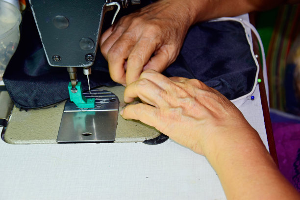 裁缝正在换拉链图片下载