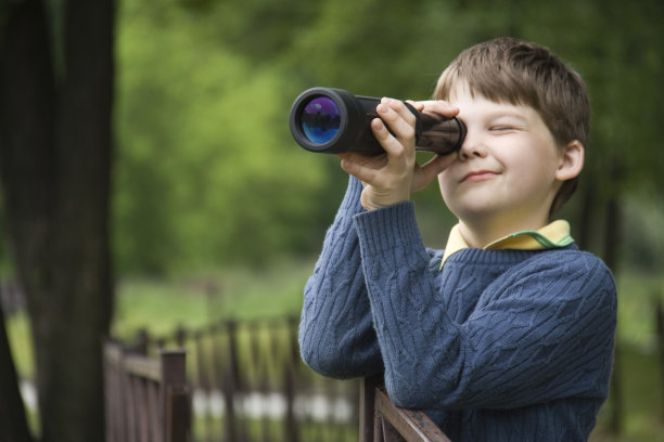 男孩和望远镜图片下载