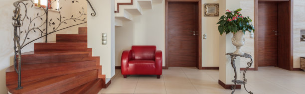 走廊有优雅的楼梯和扶手椅图片下载