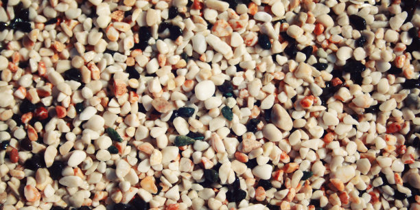 黑色和白色鹅卵石的纹理。特写镜头。岁的照片。图片下载