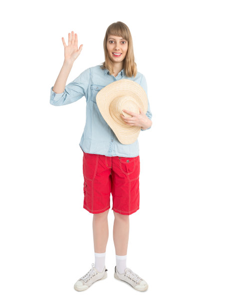 滑稽的女游客戴着草帽，穿着红色短裤。图片下载
