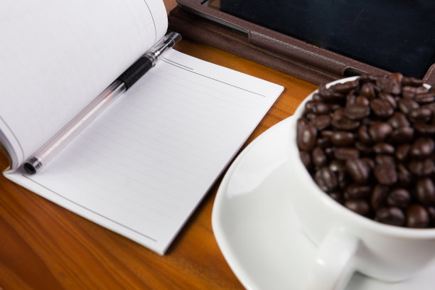 电子平板电脑在商务桌上与空白白屏幕图片下载