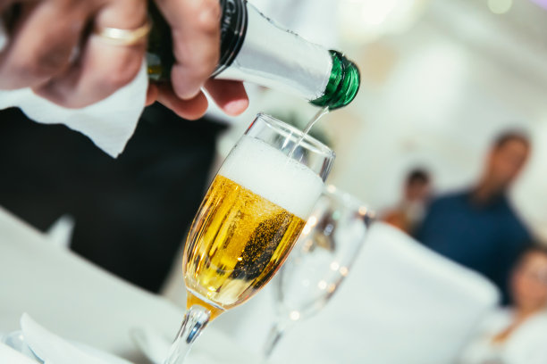 香槟和水晶酒杯图片下载