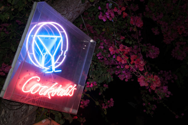 霓虹灯的鸡尾酒图片下载