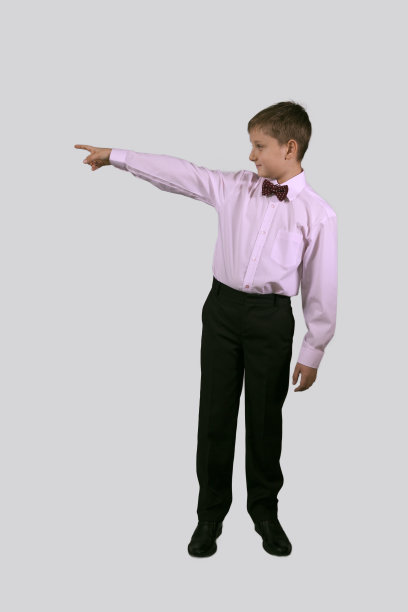 灰色背景上的男孩图片下载