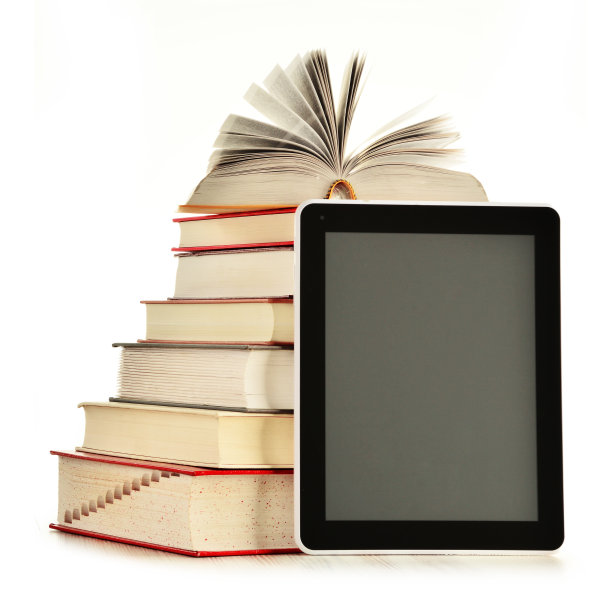 作文与书本和平板电脑隔离在白色图片下载