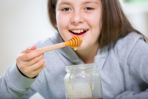 小女孩和蜂蜜图片下载