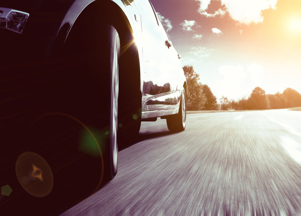 前侧视图的黑色汽车驾驶快速图片下载