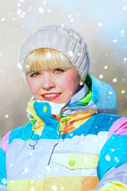 穿着滑雪服的女人，冬天的风景图片下载