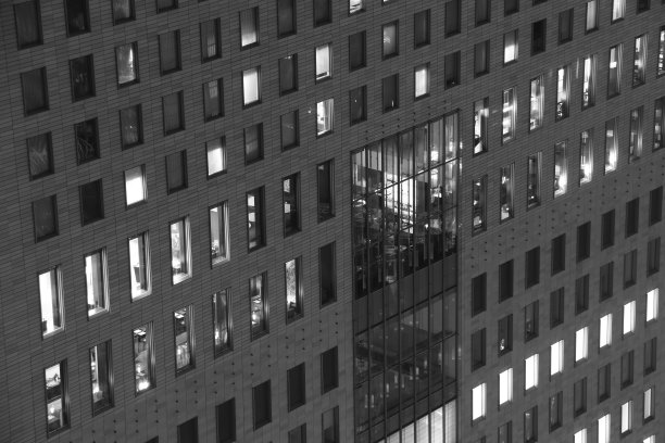 东京一座现代办公大楼的一排排窗户图片下载