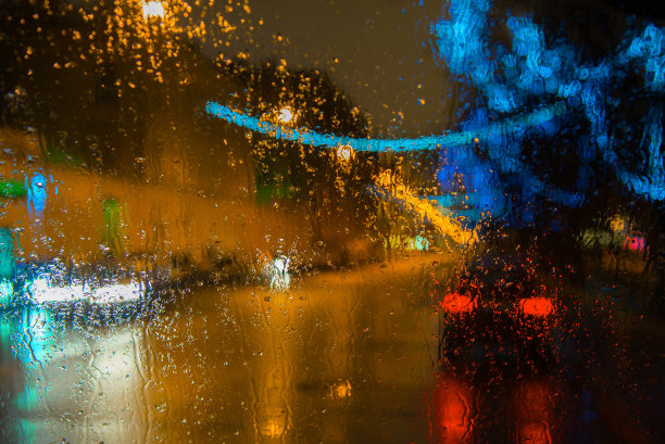 在夜市的背景下，车窗湿漉漉的图片下载