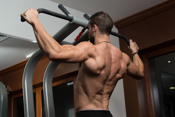 健康的年轻人做背部运动图片下载