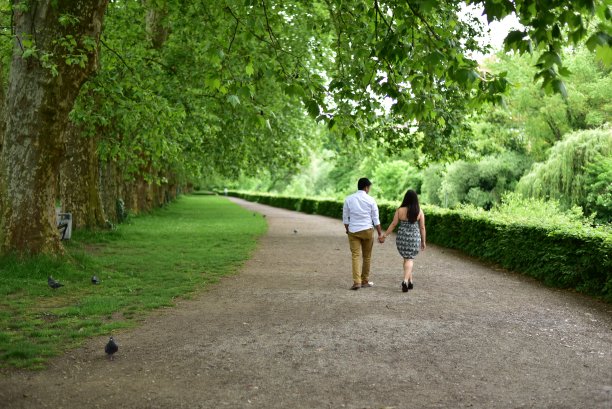 年轻幸福的情侣在爱图片下载