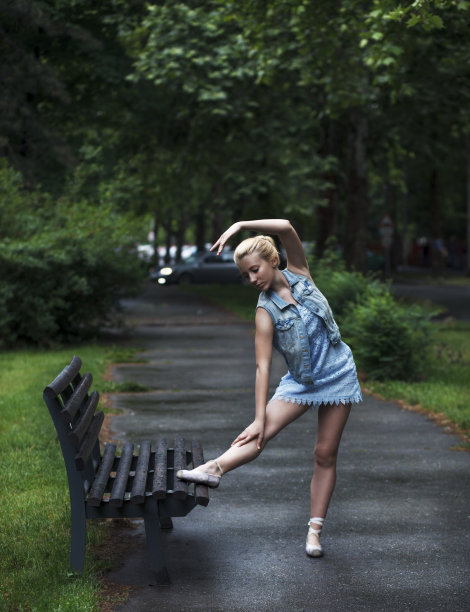 芭蕾舞女演员在街上摆姿势图片下载