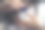 女人手上戴着蓝色黄玉的金耳环图片下载