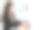 微笑的年轻商业女性工作与笔记本电脑图片下载
