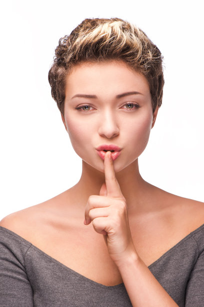 年轻女子做着无声的手势图片下载