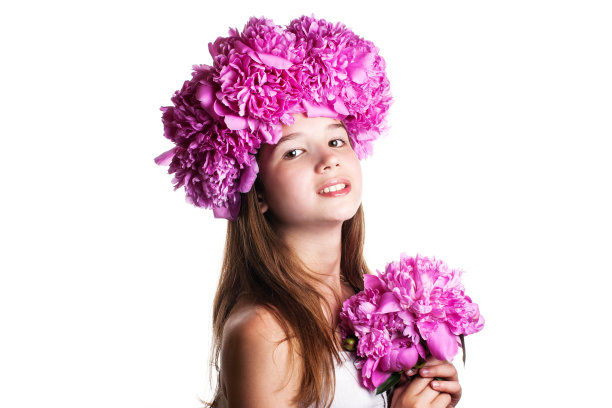 在孤立的白色背景上戴着粉红色花圈的女孩图片下载