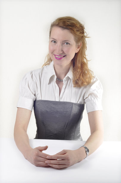 穿着西装坐在桌边的女孩图片下载