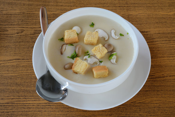 桌上有蘑菇奶油汤，食物图片下载