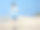 男孩在沙滩上奔跑图片下载