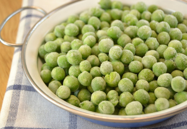 小砂锅里的冷冻新鲜豌豆图片下载