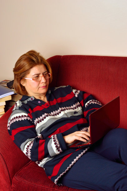 躺在沙发上看平板电脑的女人图片下载