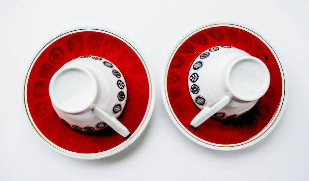 两个倒置的杯子和两个碟子。图片下载