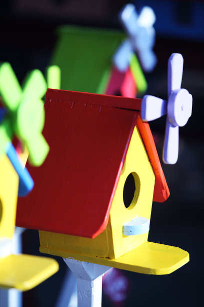 五颜六色的风车鸟屋图片下载