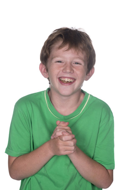 穿着绿色衬衫的小男孩图片下载