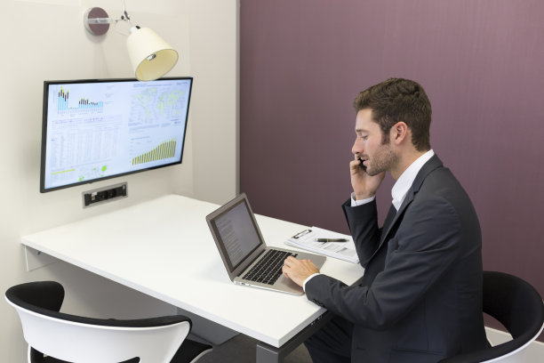 在办公室用笔记本电脑工作的商人图片下载