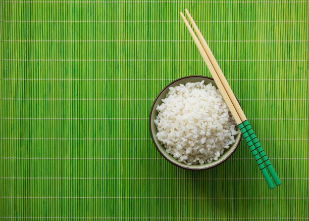 用筷子夹一碗米饭图片下载
