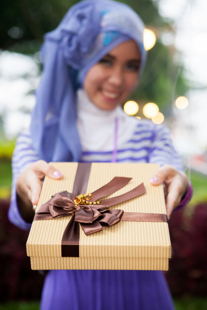 穆斯林妇女赠送生日礼物图片下载