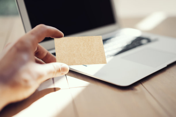 照片男子显示空白工艺名片和使用现代图片下载