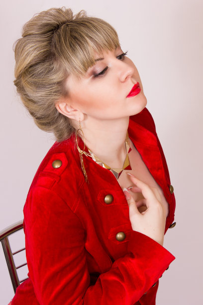 一个年轻漂亮的金发女孩的肖像图片下载