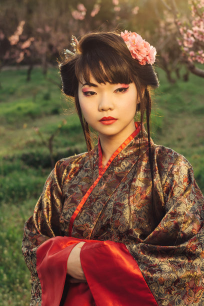 穿着和服的美丽亚洲女人的肖像图片下载