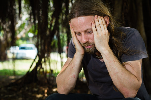 抑郁的人在户外图片下载