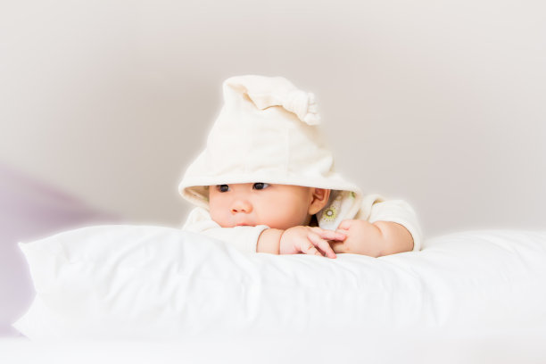 一个可爱的婴儿在床上爬行的肖像图片下载