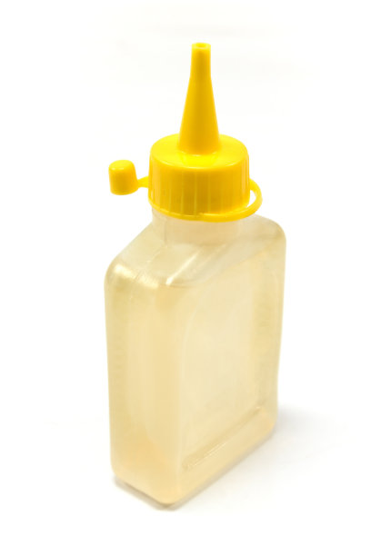 润滑油瓶上隔离白色机油图片下载