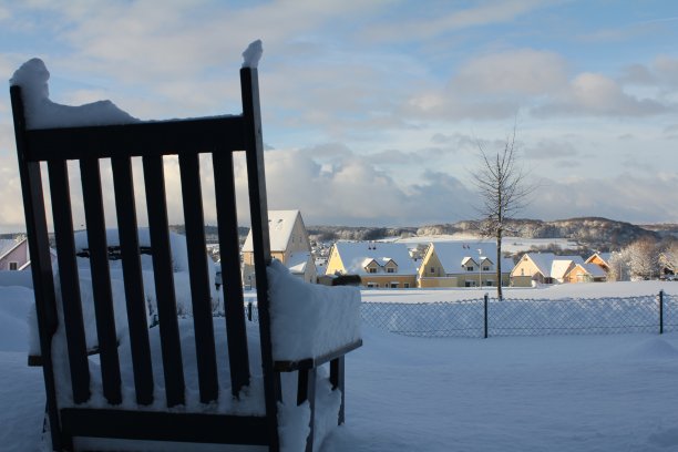 白雪覆盖的摇椅图片下载