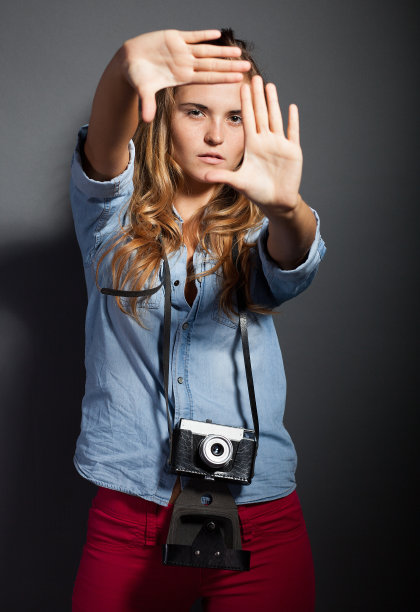 摄影师女人寻找框架使用手与旧相机图片下载