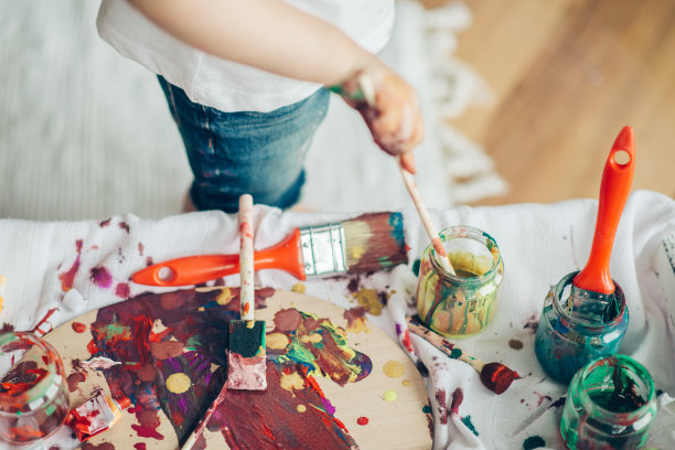 在她家里画女孩。图片下载