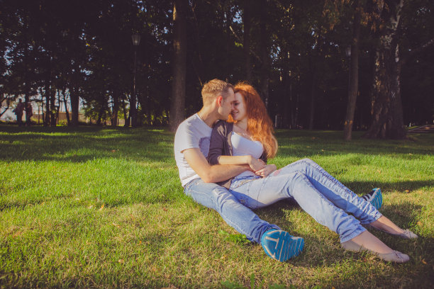 日落时分，一对年轻夫妇在树林里图片下载