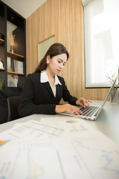 亚洲商人工作图片下载