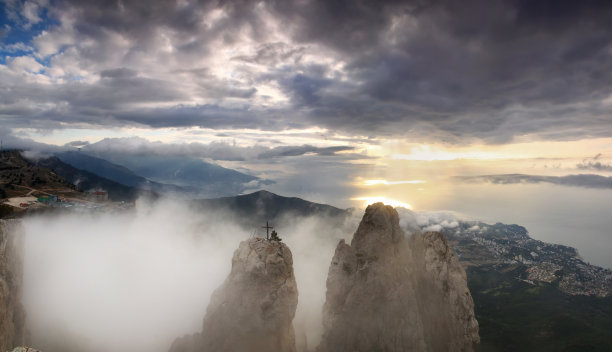 美丽的克里米亚山脉在日落的背景图片下载