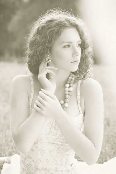 佩戴复古珠宝的女人图片下载