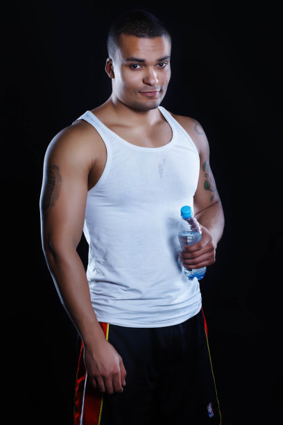 非洲运动员在演播室用水图片下载