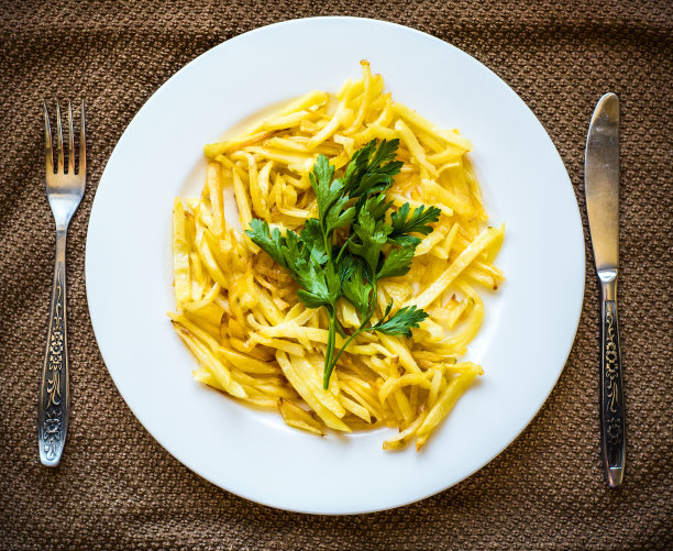 晚餐用白盘子盛着炸土豆片图片下载